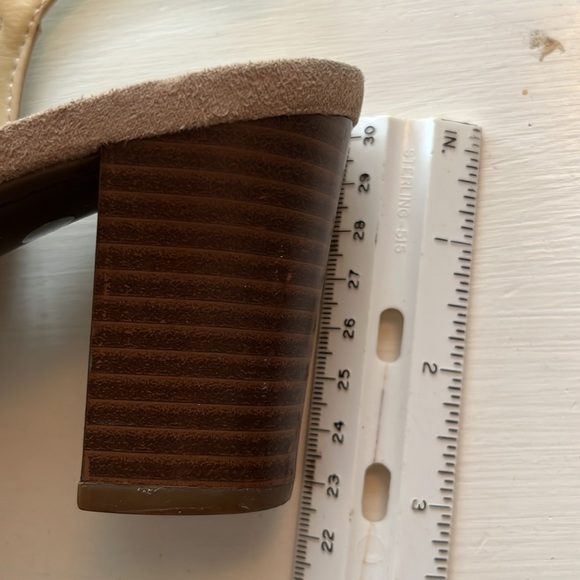 Liz Claiborne refined, comfort, stacked heel, open weave sandals 5.5 - Picture 8 of 9